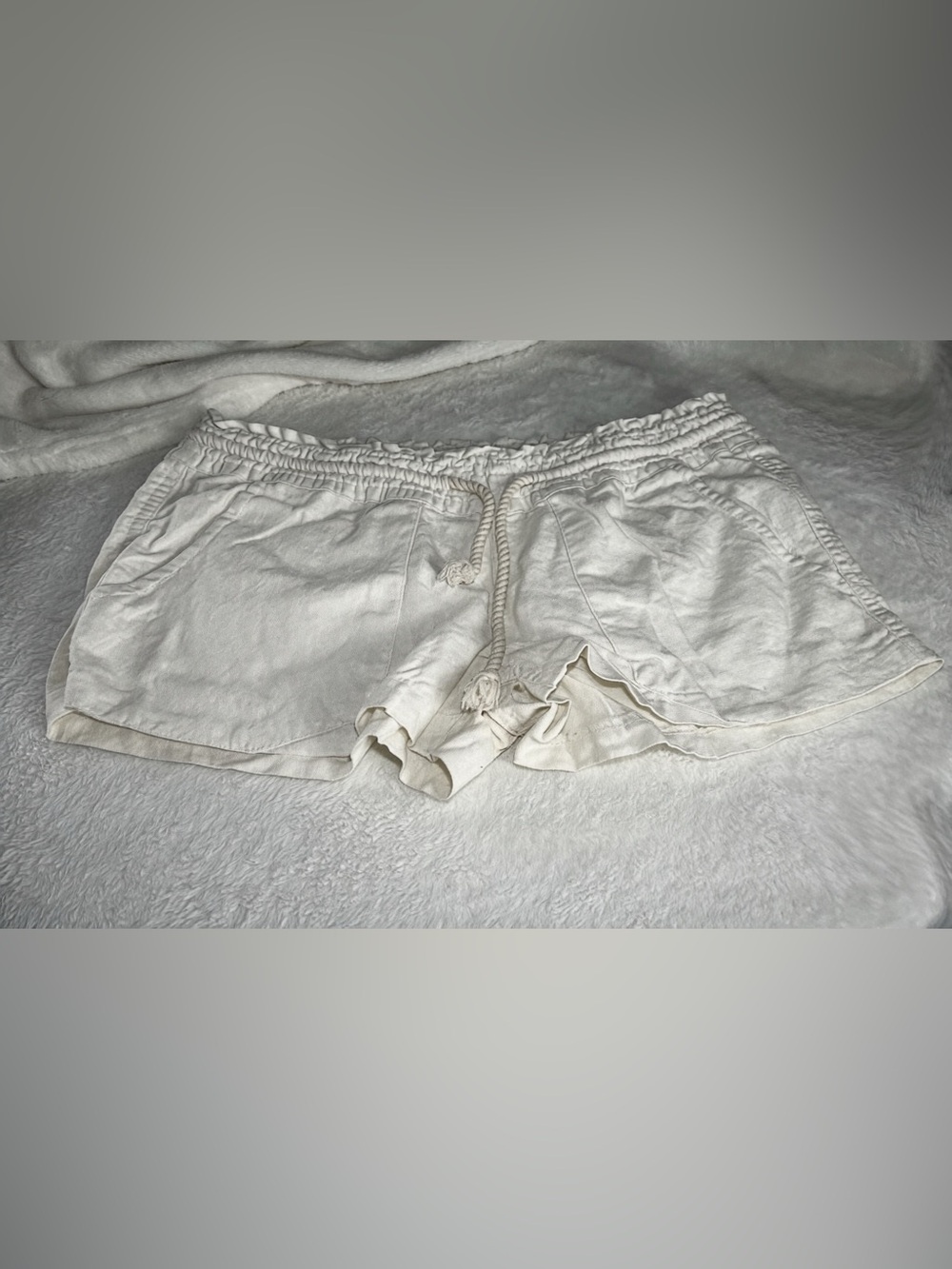 So cute! Roxy Size SMALL Women's Cream color shorts with drawstring Rope Waist